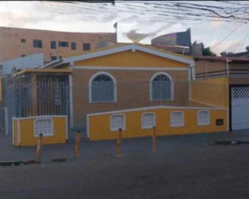 Casa de rua : Térrea / Residencial / Centro